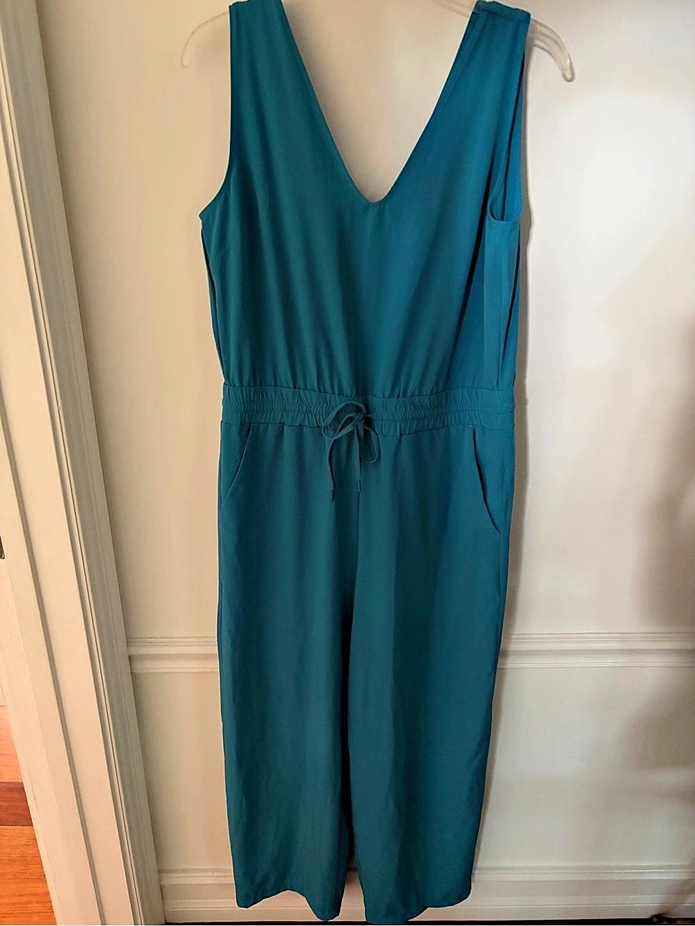 Athleta V-neck Sleeveless Drawstring Casual Jumpsuit with Pockets-Easy Peezy